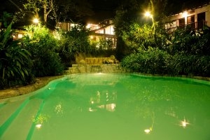 foto von einem behaglichen smaragd grünen beleuchteten pool mit beheizten wasser zwischen grünen dschungel pflanzen im klassischen schönen altmodischen und exklusiven hotel inkaterra machu pichu pueblo in peru südamerika